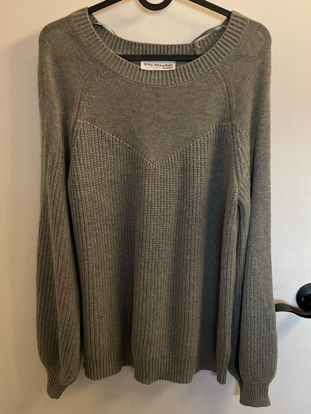 Chevron design ribbed crewneck grey cotton/acrylic sweater, medium